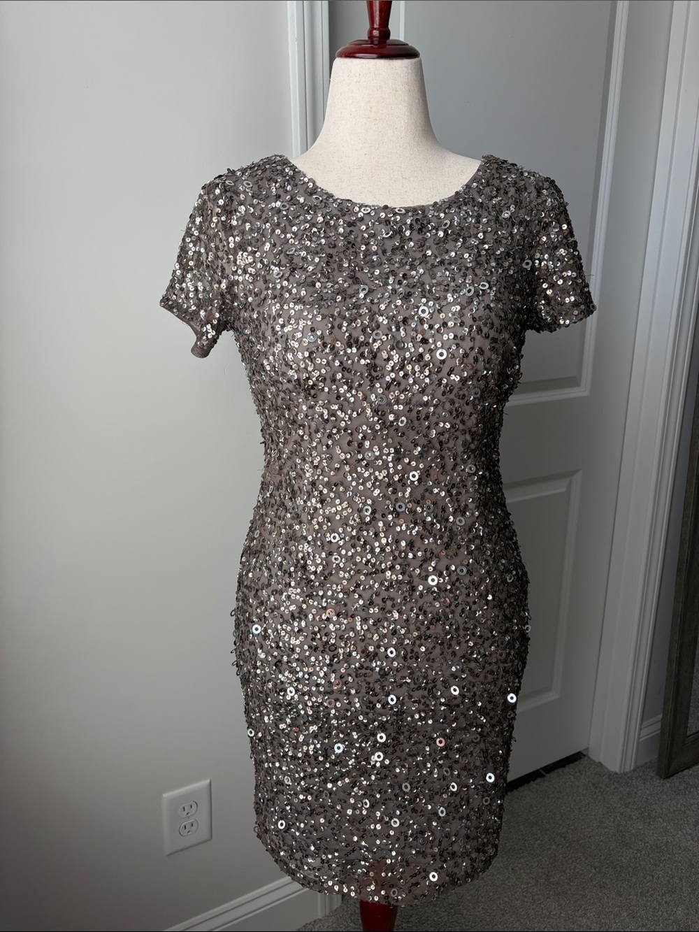 Adrianna Papell Silver Taupe Sequin Short Sleeve Cocktail Dress